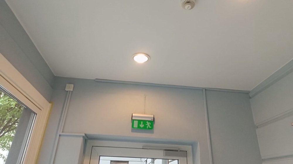 Lyst fellesareal med nødutgangsskilt