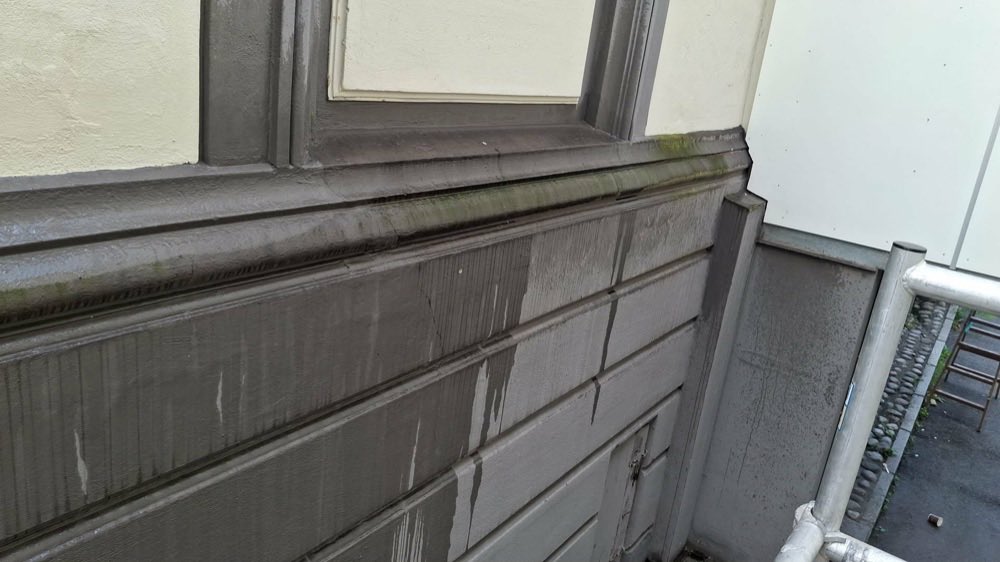 Pusset fasade med gesims og detaljer